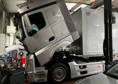 Nutzfahrzeug Reparatur und Wartung in Delmenhorst - Mercedes Actros mit hochgeklappter Fahrerkabine